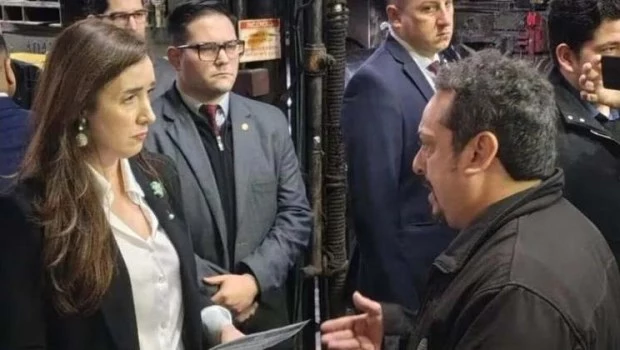 Villarruel vivió un tenso momento en su visita a una fábrica de neumáticos