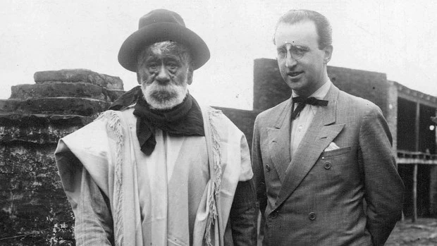 Última fotografía de don Segundo Ramírez, tomada durante el festejo de sus 85 años en el patio de su casa en San Antonio de Areco, junto al periodista Federico Oberti(Julio de 1936).