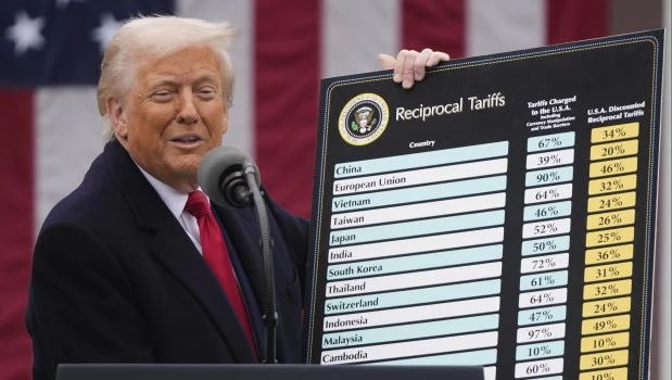 Trump afirma que Estados Unidos quedaría “al borde de una catástrofe económica” si no avalan sus aranceles