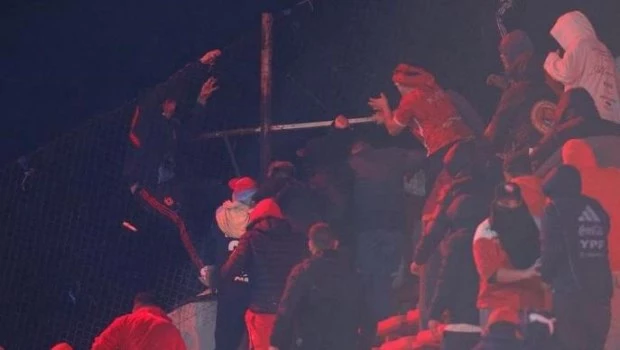 Por los violentos incidentes contra la U de CHile, la Conmebol descalificó a Independiente de la Copa Sudamericana