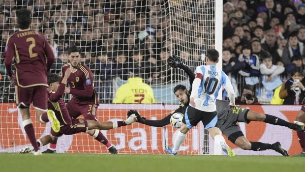 Con un doblete de Messi en el día de su último partido oficial el Argentina, la Selección goleó a Venezuela