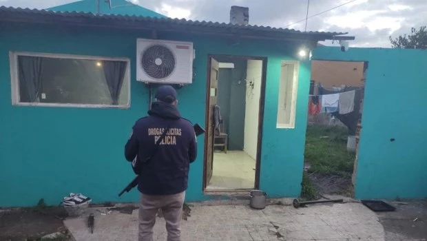 Allanamientos en Miramar: secuestran droga, dinero, un arma y ropa policia