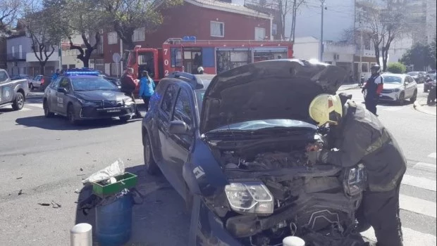 Tres heridos por el choque entre un auto y una camioneta en Flores