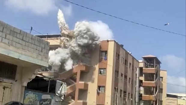 El ejército israelí destruyó una torre de 15 pisos en la ciudad de Gaza