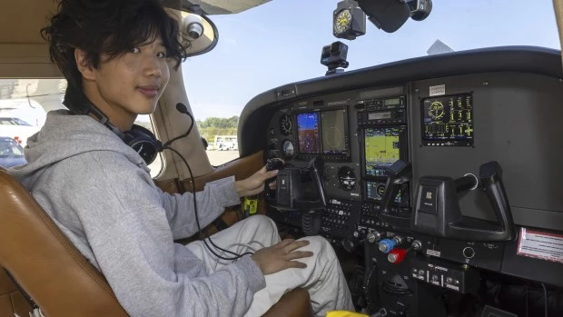 Ethan Guo posa para los fotógrafos en Ginebra, Suiza, antes de despegar para intentar alcanzar el récord mundial de vuelo en solitario en los siete continentes.