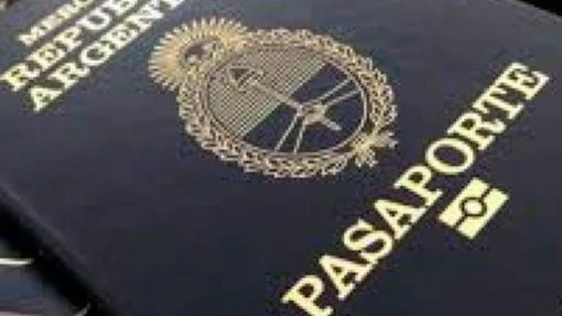 Piden devolver una serie de pasaportes por una falla invisible en la tinta