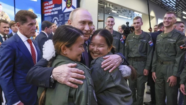 Vladimir Putin abraza a dos cadetes del Ejército.