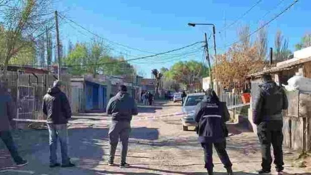 Investigan la muerte de un adolescente hallado en la vía pública en Río Negro
