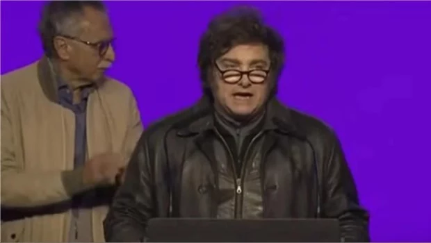 Con un breve discurso, Milei aceptó que se cometieron errores que llevaron a LLa a la derrota