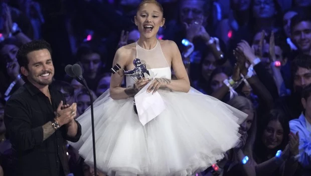 Christian Breslauer, a la izquierda, y Ariana Grande reciben el premio al video del año por "Brighter Days Ahead" .
