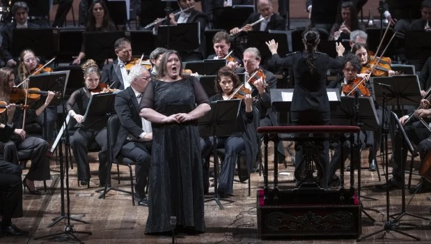 La orquesta y la solista recibieron la ovación del público.