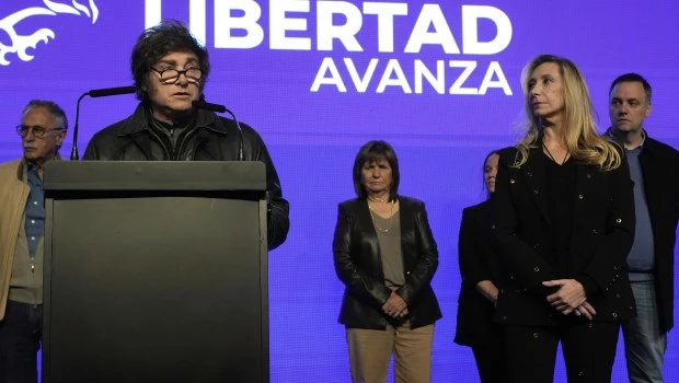 Milei convocó para este martes a la nueva mesa política y anunció que también llamará a los gobernadores