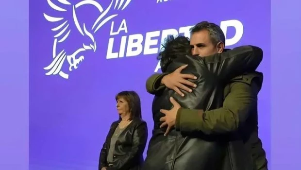 En medio de la polémica por el distante saludo, Milei compartió en redes una foto con Martín Menem