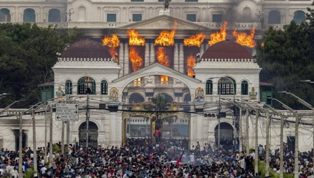El fuego y el humo se elevan del palacio Singha Durbar, que alberga los edificios gubernamentales y parlamentarios, después de que los manifestantes irrumpieran en las instalaciones durante las violentas manifestaciones en Katmandú, Nepal.