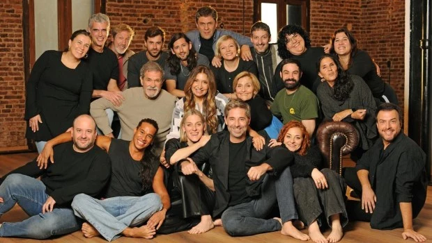 Actores y creativos, parte del equipo que da vida a 'Come From Away' y que ahora recorre el país.