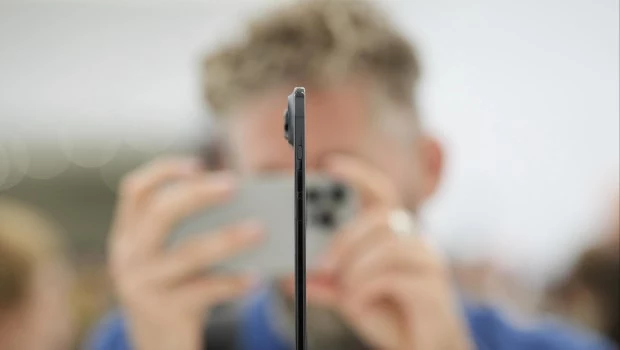 El iPhone 17 Air tiene 5,6 mm de grosor, una pantalla de 6.5 pulgadas, una batería que dura "todo el día", un procesador A19 Pro y un sistema de cámara dual de 48 megapíxeles.