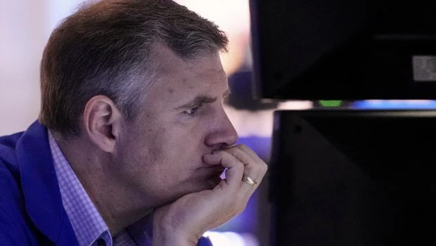 Precaria calma cambiaria y bursátil