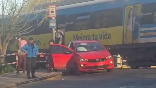 Floresta: una formación del Sarmiento chocó contra un auto que cruzó con la barrera baja en el paso a nivel Cardoso