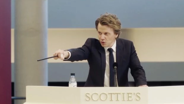 El francés Alex Lutz encarna a André Masson, subastador de arte cuya derrotero se transforma en una de las líneas argumentales de la película.