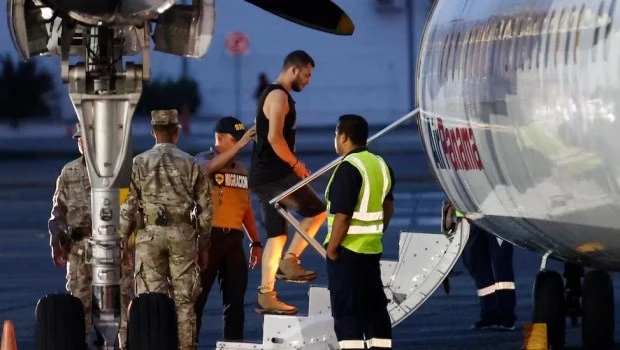 El vuelo con argentinos deportados por Estados Unidos llegó a Ezeiza