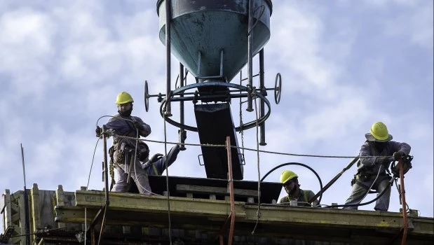 El empleo privado se redujo en julio y la tasa de despidos alcanzó el valor más alto para ese mes desde 2016