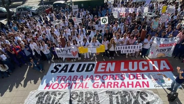 Los trabajadores del Hospital Garrahan realizan un paro tras el veto de Milei
