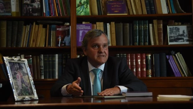 “Hay que conservar las bandas y salir a defender el peso. El mercado no tiene ninguna chance de ganarle la pulseada al Banco Central”, enfatiza el economista Aldo Abram.