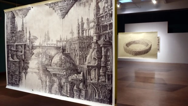 Los trabajos de Ana Aragao están centrados en el imaginario urbano y la arquitectura en papel, y su enfoque cruza ciudad, espacio y lenguaje. Fotos: Gustavo Carabajal.