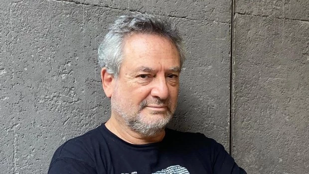 Guebel ve a sus libros como pequeños cosmos que buscan fronteras por atravesar.