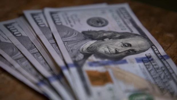 El dólar avanzó 6% esta semana y quedó cerca del techo de flotación