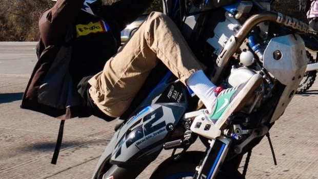 Un adolescente hacía wheelie en una calle de La Plata y atropelló a dos nenas
