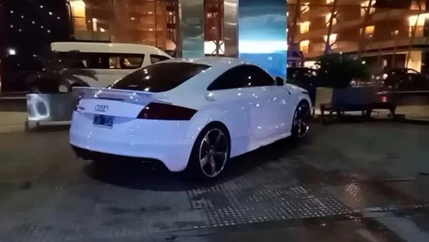 Dos heridos al chocar un auto lujoso contra un hotel en Puerto Madero