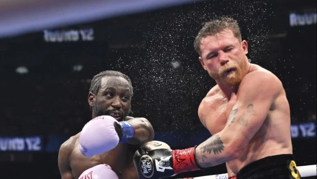 Terence Crawford le quitó el reinado a “Canelo” Álvarez