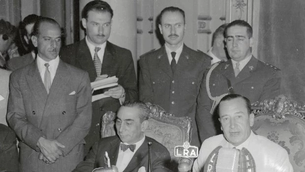 Rojas y Aramburu dirigen un mensaje al país por cadena nacional, desde la Casa Rosada, en 1956.