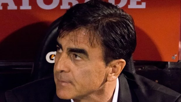 Gustavo Quinteros es el prinicipal candidato para suceder a Vaccari en Independiente
