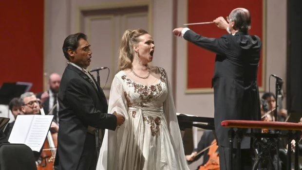 La línea de cantantes se lució en toda su amplitud, con énfasis en Jessica Pratt.