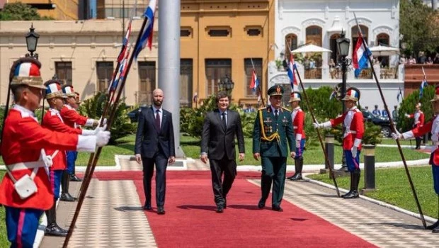 Javier Milei mantuvo un encuentro bilateral con Santiago Peña en Paraguay