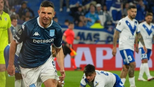 Racing maravilló a Vélez en Liniers y se adelantó en la serie