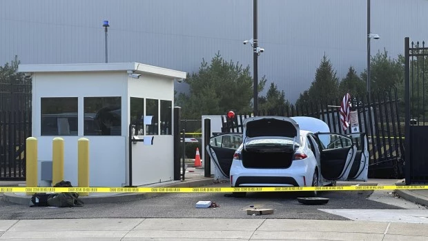 Un conductor estrella su auto a la entrada del FBI en Pittsburgh