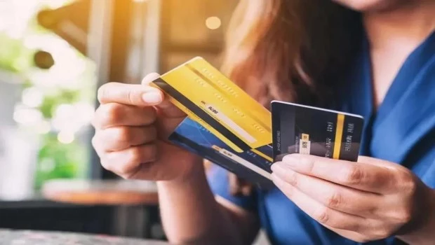 Piden la captura internacional de una docente que usó las tarjetas de sus compañeras