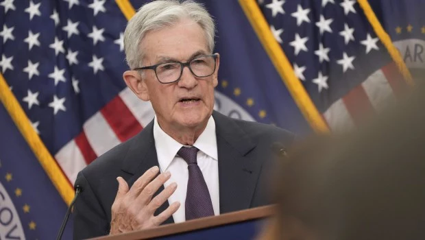 La Fed bajó la tasa un cuarto de punto y proyectó otros dos recortes