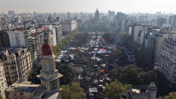 La Marcha Federal y los jubilados confluyeron en el Congreso para acompañar el rechazo a los vetos de Milei