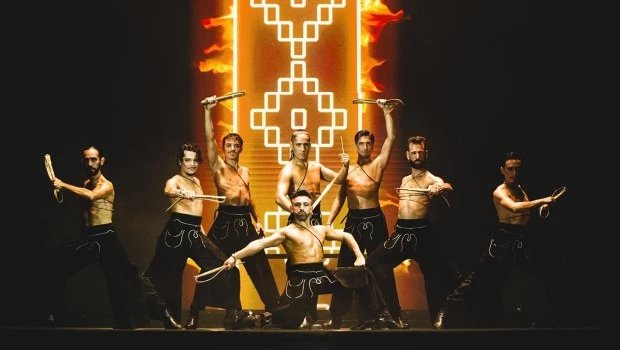 El show combina el malambo de bombo y boleadoras con el tango y la canción folklórica.