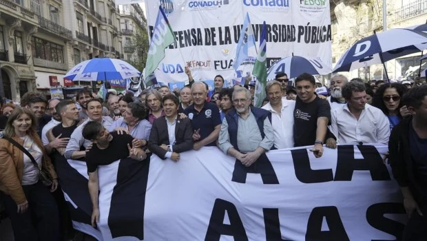 Kicillof se sumó a la Marcha Federal Universitaria: “El pueblo está de pie”