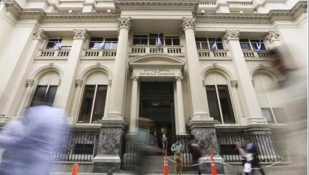 El BCRA vendió u$s 53 millones para defender el techo de la banda cambiaria