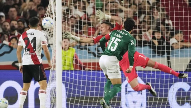El paraguayo Gustavo Gómez metió el cabezazo que determinó la apertura del marcador en el Monumental.