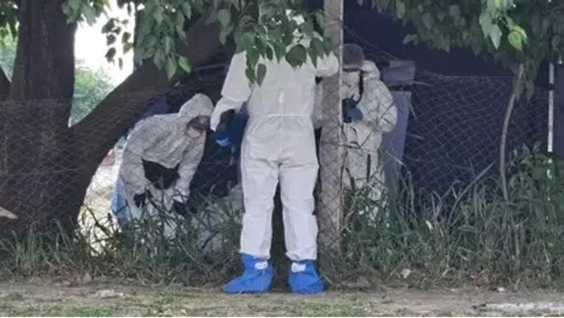 Un grupo de niños halló a un hombre muerto en una cancha de fútbol: había sido denunciado de abusar de su nieta