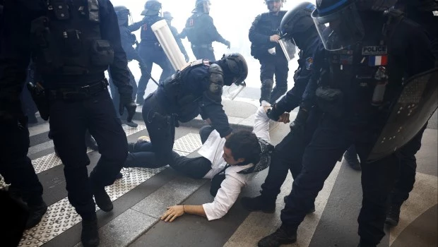 Al menos tres heridos y 140 detenidos en las protestas en Francia contra los ajustes