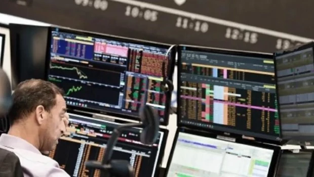 Máxima tensión en los mercados: el riesgo país superó los 1.400 puntos básicos, caen los bonos y el dólar trepa a $ 1.500