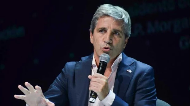 Caputo: "Vamos a segir defendiendo la banda cambiaria"